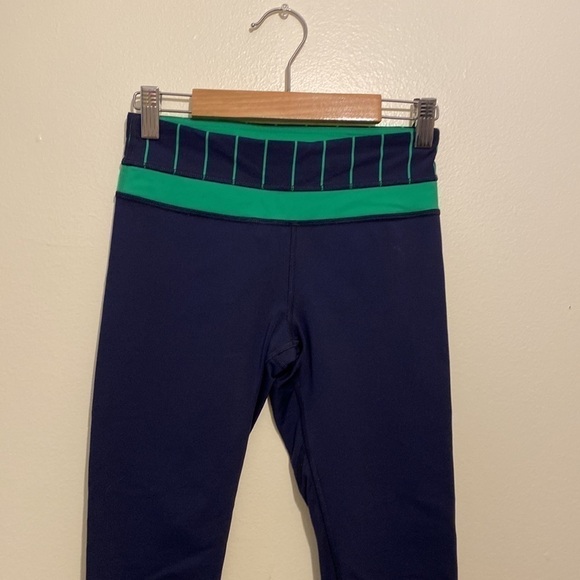 Lululemon navy leggings with back pocket. Size 2 - Picture 3 of 13